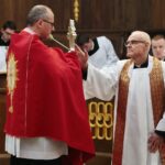 10.04.2020 Święty Krzyż. Droga Krzyżowa. Na zdjęciu (od lewej): o. Krzysztof Jamrozy i o. Stanisław Jankowicz / Wiktor Taszłow / Radio Kielce