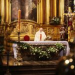 13.04.2020. Kielce. Poniedziałek wielkanocny. Msza św. w bazylice katedralnej. Na zdjęciu (od lewej): ks. Jacek Malewski / Wiktor Taszłow / Radio Kielce