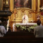 13.04.2020. Kielce. Poniedziałek wielkanocny. Msza św. w bazylice katedralnej. Na zdjęciu (od lewej): ks. Jacek Malewski / Wiktor Taszłow / Radio Kielce