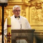 13.04.2020. Kielce. Poniedziałek wielkanocny. Msza św. w bazylice katedralnej. Na zdjęciu: ks. Grzegorz Stachura / Wiktor Taszłow / Radio Kielce