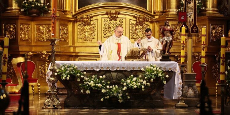 13.04.2020. Kielce. Poniedziałek wielkanocny. Msza św. w bazylice katedralnej. Na zdjęciu (od lewej): ks. Jacek Malewski, ks. Marcin Polak / Wiktor Taszłow / Radio Kielce