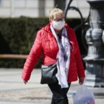 16.04.2020. Kielce. Mieszkańcy w maseczkach / Wiktor Taszłow / Radio Kielce