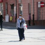 16.04.2020. Kielce. Mieszkańcy w maseczkach / Wiktor Taszłow / Radio Kielce