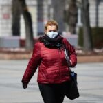 16.04.2020. Kielce. Mieszkańcy w maseczkach / Wiktor Taszłow / Radio Kielce
