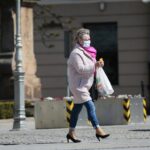 16.04.2020. Kielce. Mieszkańcy w maseczkach / Wiktor Taszłow / Radio Kielce