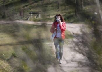 20.04.2020. Kielce. Parki i lasy pełne spacerowiczów, rowerzystów i biegaczy / Wiktor Taszłow / Radio Kielce