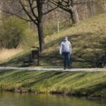 20.04.2020. Kielce. Parki i lasy pełne spacerowiczów, rowerzystów i biegaczy / Wiktor Taszłow / Radio Kielce