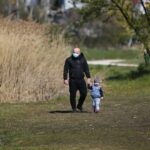 20.04.2020. Kielce. Parki i lasy pełne spacerowiczów, rowerzystów i biegaczy / Wiktor Taszłow / Radio Kielce