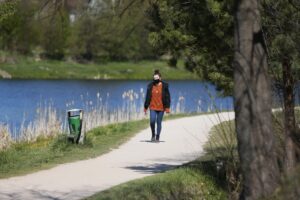 20.04.2020. Kielce. Parki i lasy pełne spacerowiczów, rowerzystów i biegaczy / Wiktor Taszłow / Radio Kielce