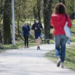 20.04.2020. Kielce. Parki i lasy pełne spacerowiczów, rowerzystów i biegaczy / Wiktor Taszłow / Radio Kielce