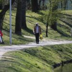 20.04.2020. Kielce. Parki i lasy pełne spacerowiczów, rowerzystów i biegaczy / Wiktor Taszłow / Radio Kielce