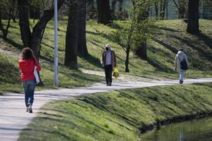 20.04.2020. Kielce. Parki i lasy pełne spacerowiczów, rowerzystów i biegaczy / Wiktor Taszłow / Radio Kielce