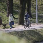 20.04.2020. Kielce. Parki i lasy pełne spacerowiczów, rowerzystów i biegaczy / Wiktor Taszłow / Radio Kielce