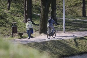 20.04.2020. Kielce. Parki i lasy pełne spacerowiczów, rowerzystów i biegaczy / Wiktor Taszłow / Radio Kielce