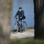 20.04.2020. Kielce. Parki i lasy pełne spacerowiczów, rowerzystów i biegaczy / Wiktor Taszłow / Radio Kielce