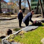 10.04.2020 Sandomierz. Złożenie kwiatów na Mogile Katyńskiej na cmentarzu katedralnym. Na zdjęciu (od lewej): Mariola Zięba - NSZZ „Solidarność” Ziemi Sandomierskiej, Krzysztof Szatan – miejski radny PiS i poseł Marek Kwitek / biuro poselskie Marka Kwitka