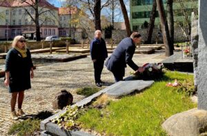 10.04.2020 Sandomierz. Złożenie kwiatów na Mogile Katyńskiej na cmentarzu katedralnym. Na zdjęciu (od lewej): Mariola Zięba - NSZZ „Solidarność” Ziemi Sandomierskiej, Krzysztof Szatan – miejski radny PiS i poseł Marek Kwitek / biuro poselskie Marka Kwitka