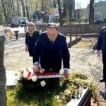 10.04.2020 Sandomierz. Złożenie kwiatów na Mogile Katyńskiej na cmentarzu katedralnym. Na zdjęciu (od lewej): Mariola Zięba - NSZZ „Solidarność” Ziemi Sandomierskiej, poseł Marek Kwitek i Krzysztof Szatan – miejski radny PiS / biuro poselskie Marka Kwitka