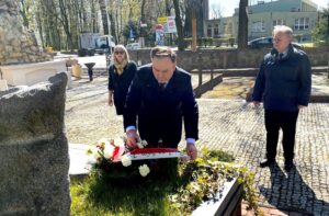 10.04.2020 Sandomierz. Złożenie kwiatów na Mogile Katyńskiej na cmentarzu katedralnym. Na zdjęciu (od lewej): Mariola Zięba - NSZZ „Solidarność” Ziemi Sandomierskiej, poseł Marek Kwitek i Krzysztof Szatan – miejski radny PiS / biuro poselskie Marka Kwitka