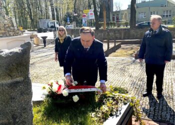 10.04.2020 Sandomierz. Złożenie kwiatów na Mogile Katyńskiej na cmentarzu katedralnym. Na zdjęciu (od lewej): Mariola Zięba - NSZZ „Solidarność” Ziemi Sandomierskiej, poseł Marek Kwitek i Krzysztof Szatan – miejski radny PiS / biuro poselskie Marka Kwitka