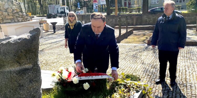 10.04.2020 Sandomierz. Złożenie kwiatów na Mogile Katyńskiej na cmentarzu katedralnym. Na zdjęciu (od lewej): Mariola Zięba - NSZZ „Solidarność” Ziemi Sandomierskiej, poseł Marek Kwitek i Krzysztof Szatan – miejski radny PiS / biuro poselskie Marka Kwitka