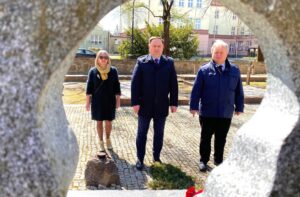 10.04.2020 Sandomierz. Złożenie kwiatów na Mogile Katyńskiej na cmentarzu katedralnym. Na zdjęciu (od lewej): Mariola Zięba - NSZZ „Solidarność” Ziemi Sandomierskiej, poseł Marek Kwitek i Krzysztof Szatan – miejski radny PiS / biuro poselskie Marka Kwitka