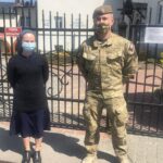 28.04.2020. Kurozwęki. Przekazanie żywności dla DPS-u w Kurozwękach. Na zdjęciu (od lewej): siostra Barbara Ziółkowska - dyrektor Domu Pomocy Społecznej w Kurozwękach i ppłk Arkadiusz Nenutil - dowódca 102 batalionu lekkiej piechoty w Sandomierzu