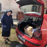 03.04.2020. Sandomierz. Caritas Diecezji Sandomierskiej przekazuje paczki. Na zdjęciu: Siostra Teresa , pielęgniarka środowiskowa / Grażyna Szlęzak-Wójcik / Radio Kielce