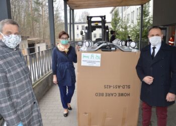 10.04.2020. Skarzysko-Kamienna. Sprzęt od Fundacji Eco Textil. Na zdjęciu (od lewej): Leszek Lepiarz - dyrektor Szpitala Powiatowego w Skarżysku-Kamiennej, Monika Lipnicka - prezes zarządu Fundacji Eco Textil i Artur Berus - starosta skarżyski / materiały prasowe