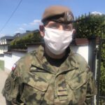 28.04.2020. Kurozwęki. Przekazanie żywności dla DPS-u w Kurozwękach. Na zdjęciu: st. szer. Daniel Woś - rzecznik 10. Świętokrzyskiej Brygady Obrony Terytorialnej