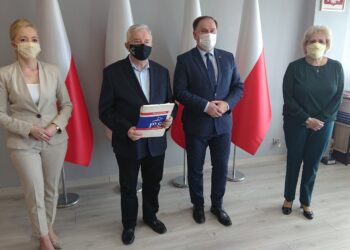 22.04.2020 Starachowice, Konferencja w sprawie pomocy dla domów pomocy społecznej. Na zdjęciu od lewej: radna Agnieszka Kuś, poseł Krzysztof Lipiec, poseł Marek Kwitek, radna Danuta Krępa / Anna Głąb / Radio Kielce