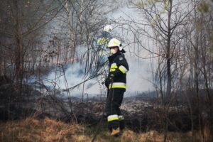 RADIO OLSZTYN. Podczas gaszenia pożaru poszycia lasu strażacy znaleźli ciało mężczyzny