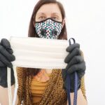 06.04.2020 Kielce. Hanna Zarzycka-Konieczkiewicz z Ambasady Dizajnu pokazuje jak uszyć maseczkę / Jarosław Kubalski / Radio Kielce