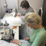 Pracownicy WDK szyją płaszcze ochronne dla medyków / WDK