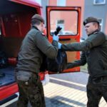 03.04.2020 Ćmielów. Żołnierze WOT dostarczają pomoc żywnościową / 10. Świętokrzyska Brygada Obrony Terytorialnej