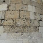 11.04.2020. Opatów. Świdry ogniowe na murach opatowskiej kolegiaty / Emilia Sitarska / Radio Kielce