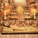 10.04.2020. Starachowice. Grób Pański w Parafii Świętej Trójcy / Anna Głąb / Radio Kielce