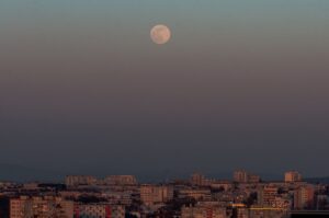 Pełnia Różowego Księżyca / Fot. Wiktor Taszłow - Radio Kielce
