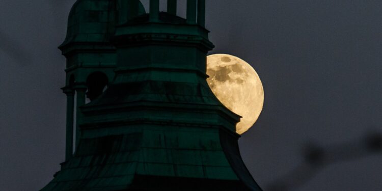 Widowiskowa atrakcja na niebie