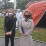 12.05.2020. Kielce. Punkt pobrań próbek przy Szpitalu Kieleckim. Na zdjęciu (po prawej): Małgorzata Kiebzak - dyrektor świętokrzyskiego oddziału Narodowego Funduszu Zdrowia / Iwona Murawska / Radio Kielce