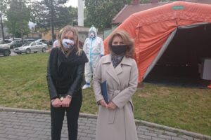 12.05.2020. Kielce. Punkt pobrań próbek przy Szpitalu Kieleckim. Na zdjęciu (po prawej): Małgorzata Kiebzak - dyrektor świętokrzyskiego oddziału Narodowego Funduszu Zdrowia / Iwona Murawska / Radio Kielce