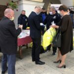 23.05.2020. Sandomierz. Wiceminister Piotr Wawrzyk przekazał dary dla organizacji działających w sandomierskim szpitalu. Na zdjęciu (od lewej): Marek Bogusławski - wicemarszałek województwa świętokrzyskiego, Piotr Wawrzyk - wiceminister spraw zagranicznych, Maciej Skorupa - jeden z organizatorów akcji i Beata Strzelecka przewodnicząca OPZZ w Szpitalu Specjalistycznym w Sandomierzu / Grażyna Szlęzak-Wójcik / Radio Kielce