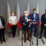 29.05.2020 Starachowice. Konferencja w sprawie badania nauczycieli. Na zdjęciu od lewej: Danuta Krępa i Agnieszka Kuś – radne powiatowe PiS, poseł Krzysztof Lipiec, dr Marcin Zawierucha – dyrektor Regionalnego Centrum Naukowo-Technologicznego w Podzamczu Chęcińskim, Łukasz Madej – koordynator laboratorium w RCNT / Emilia Sitarska / Radio Kielce