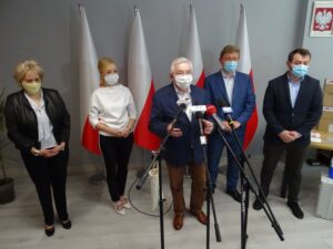 29.05.2020 Starachowice. Konferencja w sprawie badania nauczycieli. Na zdjęciu od lewej: Danuta Krępa i Agnieszka Kuś – radne powiatowe PiS, poseł Krzysztof Lipiec, dr Marcin Zawierucha – dyrektor Regionalnego Centrum Naukowo-Technologicznego w Podzamczu Chęcińskim, Łukasz Madej – koordynator laboratorium w RCNT / Emilia Sitarska / Radio Kielce