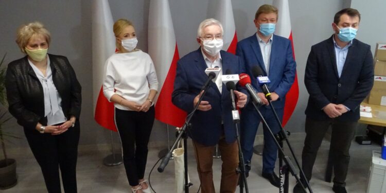 29.05.2020 Starachowice. Konferencja w sprawie badania nauczycieli. Na zdjęciu od lewej: Danuta Krępa i Agnieszka Kuś – radne powiatowe PiS, poseł Krzysztof Lipiec, dr Marcin Zawierucha – dyrektor Regionalnego Centrum Naukowo-Technologicznego w Podzamczu Chęcińskim, Łukasz Madej – koordynator laboratorium w RCNT / Emilia Sitarska / Radio Kielce