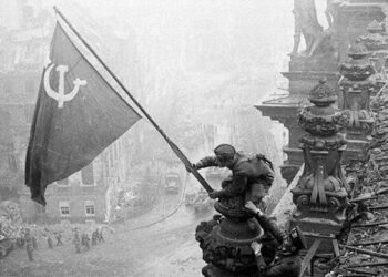 Czerwonoarmiści wywieszający flagę ZSRR na dachu Reichstagu / Instytut Pamięci Narodowej