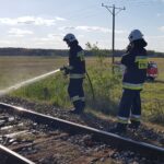21.05.2020. Rykoszyn. Pożar siarki granulowanej na torach kolejowych / OSP KSRG Piekoszów