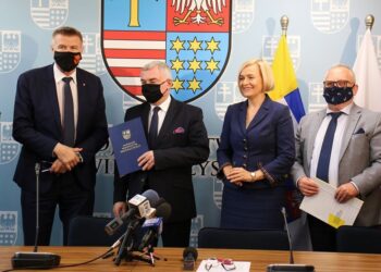 28.05.2020 Kielce. Podpisanie umów. Na zdjęciu od lewej: Bogdan Wenta - prezydent Kielc, Andrzej Bętkowski - marszałek województwa świętokrzyskiego, Renata Janik - wicemarszałek województwa, Mieczysław Pastuszko - dyrektor wydziału zarządzania funduszami europejskimi UM Kielce / swietokrzyskie.pro