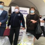 23.05.2020. Sandomierz. Wiceminister Piotr Wawrzyk przekazał dary dla organizacji działających w sandomierskim szpitalu. Na zdjęciu (od lewej): Anna Glibowska - przewodnicząca NSZZ ”Solidarność” w Szpitalu Specjalistycznym w Sandomierzu, Maciej Skorupa - członek IPA i Beata Strzelecka przewodnicząca OPZZ  w sandomierskim szpitalu / Picasa / Radio Kielce