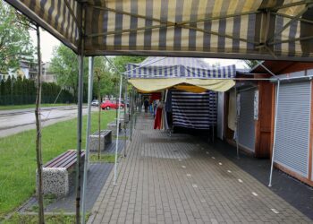 Busko-Zdrój. Protest kupców przeciwko planom władz miasta, które chcą przenieść pasaż handlowy / Grzegorz Jamka / Radio Kielce